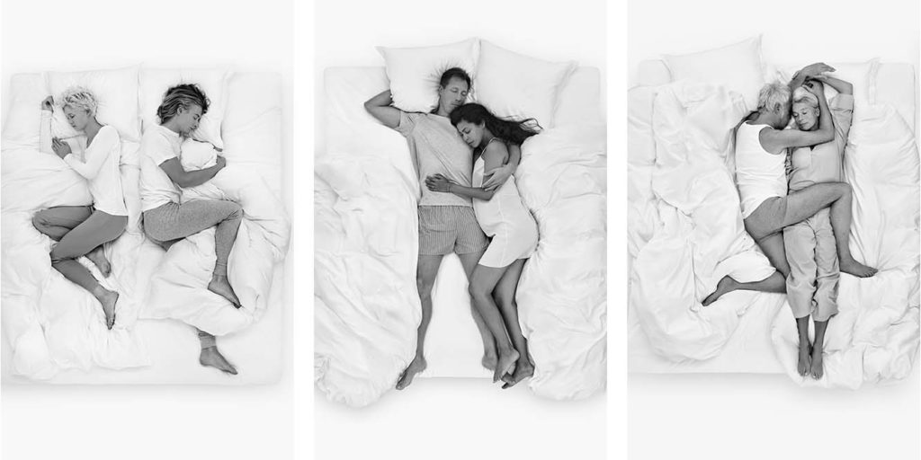Olika par i varierande åldrar ligger i sängar och sover