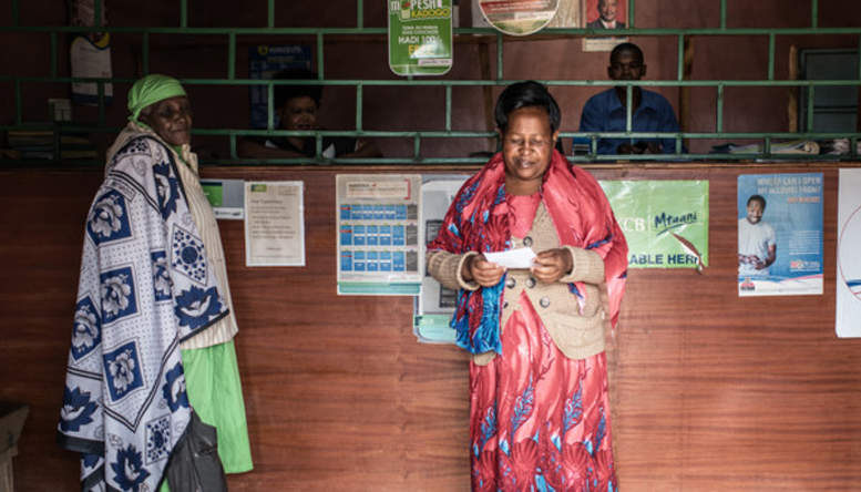 Beth Kiumo Daniel besöker den lokala medlemsbanken i Kangundo. Foto: Fredrik Lerneryd