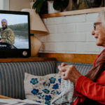 Tekniken för den analoga generationen – så motverkar Komp ofrivillig ensamhet hos de äldre