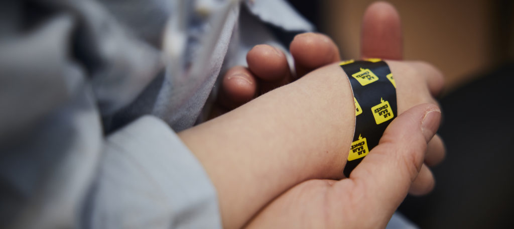 100 stick är 100 anledningar till att Plåstra för barncancer - StoryNews